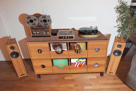 Fotorealistische Darstellung des entworfenen Schallplatten Möbels
