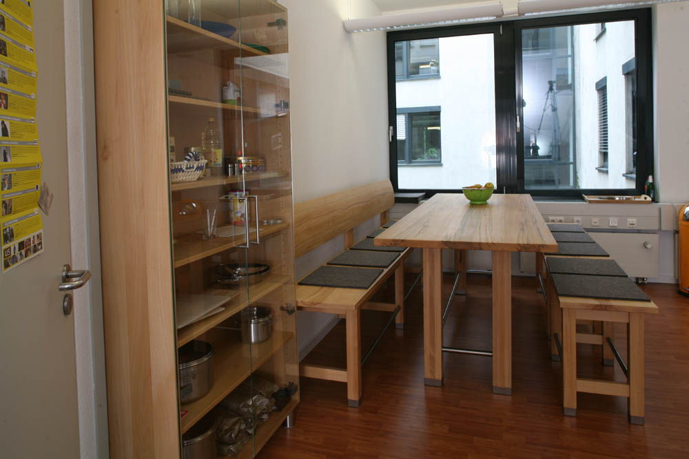 kcw Büro, Empfang Konferenzräum aus Massivholz in Berlin: Die Möbelmacher