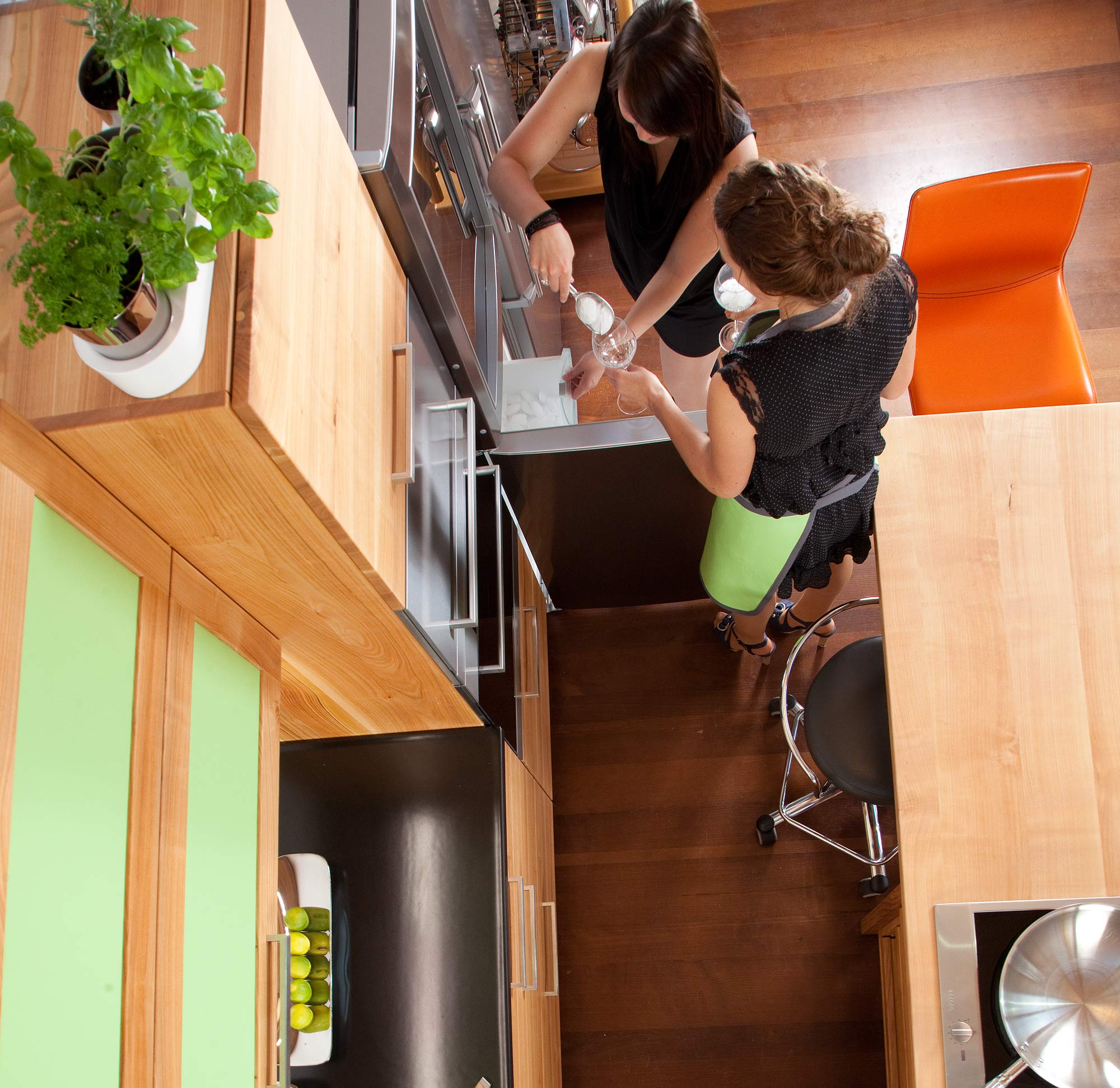 Die grüne Küche aus Kirschbaum Massivholz aus Franken: Die Möbelmacher