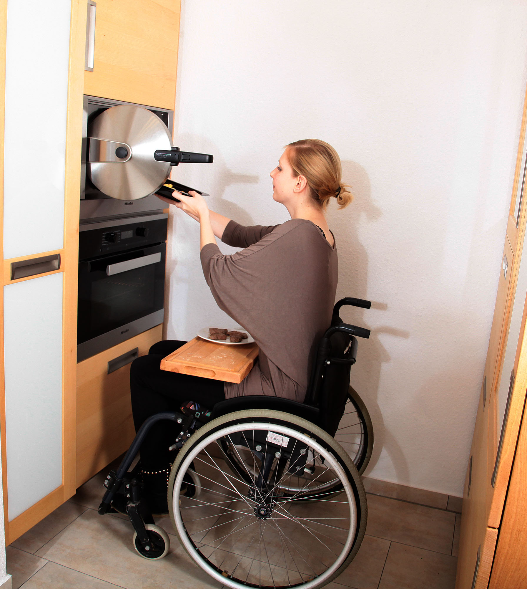 Die barrierefreie Küche aus Massivholz für Rollstuhlfahrer: Die Möbelmacher