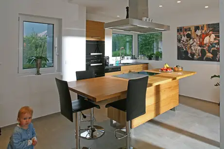 Eichenküche als Designküche mit Tochter 