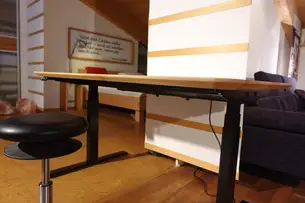 Aufklappbarer Kaberlkanal unter der Platte Aufklappbarer Kaberlkanal unter der Platte