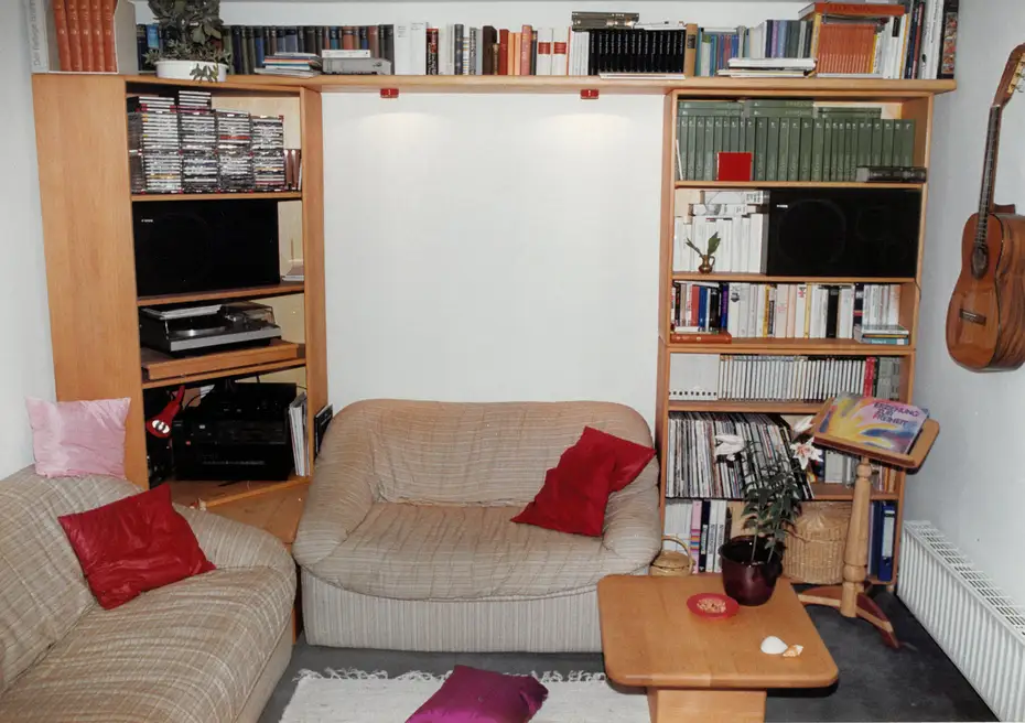 Bücher- und Hifi-Wand mit Tricks 