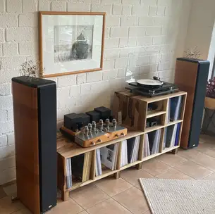 Abgestuftes Hifi-Lowboard mit Plattenturm Abgestuftes Hifi-Lowboard mit Plattenturm