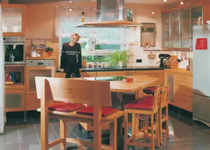 Giebelförmige Kochinsel in Massivholz