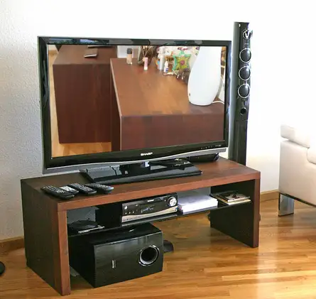 TV-Möbel mit Fingerzinken in Thermobuche TV-Möbel mit Fingerzinken in Thermobuche