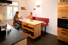 Zweibeinige Edelstahlbank mit gepolsterter Rückenlehne und Kufe 