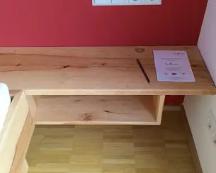 Bett und Nachtkästchen Bett und Nachtkästchen