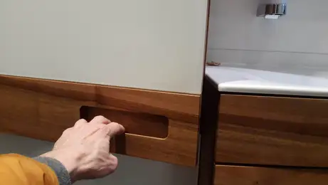 Die obere Tür aus Glas mit Nussbaum 