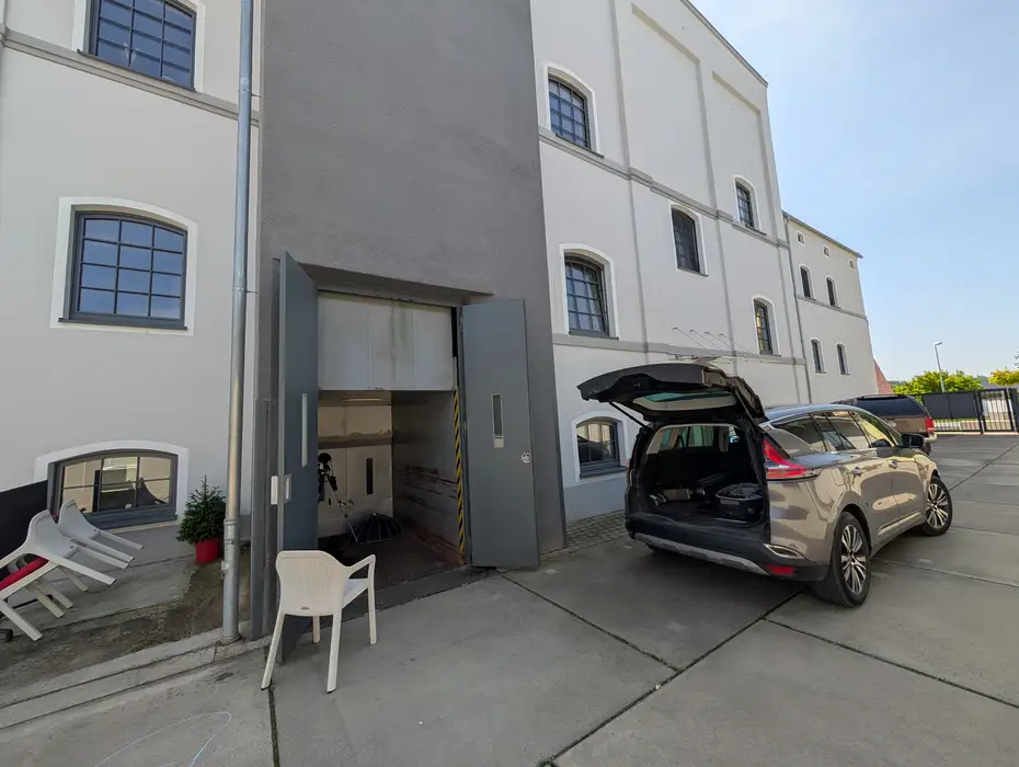 Kompletteinrichtung mit Massivholzmöbeln in Mainleus 