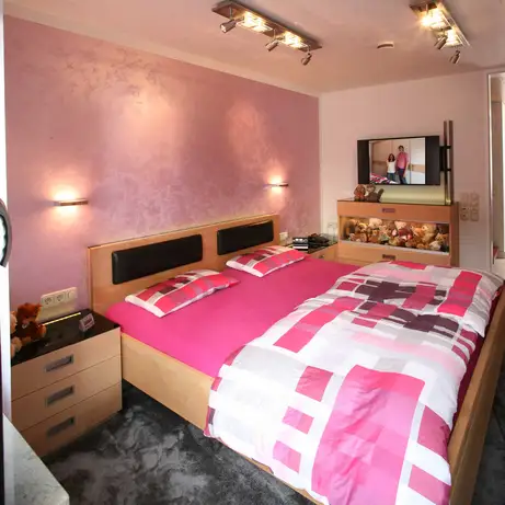 Massivholzbett mit Lederpolsterung