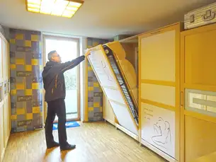 Klappbett im Schrank aus massivem Ahorn