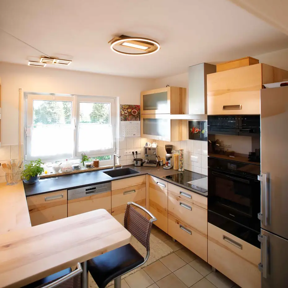 Massivholzküche in G-Form in fränkischer Buche Massivholzküche in G-Form in fränkischer Buche