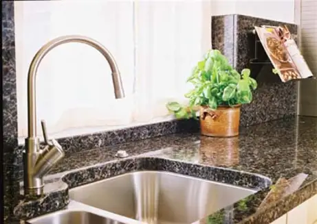 Granitarbeitsplatte mit untergebautem Edelstahlbecken für die Massivholzküche 