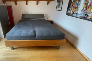 Kirschbaumbett mit grauem Leder auf dem Betthaupt, der Schubladenblende und den Füßen Kirschbaumbett mit grauem Leder auf dem Betthaupt, der Schubladenblende und den Füßen