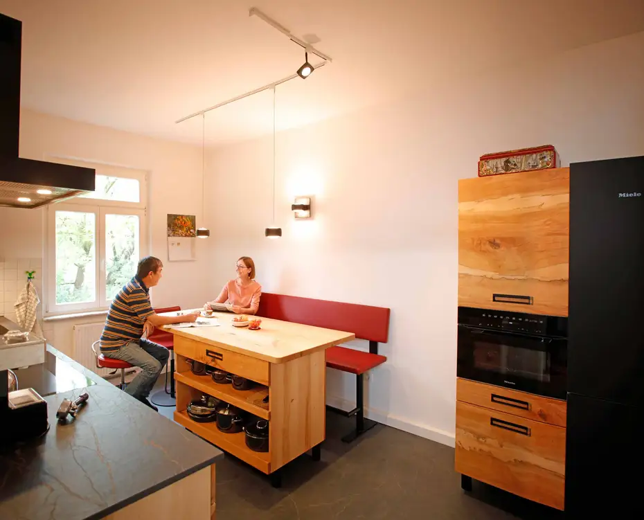 Buchenmassivholzküche in Nürnberg mit Insel ohne Kochen 