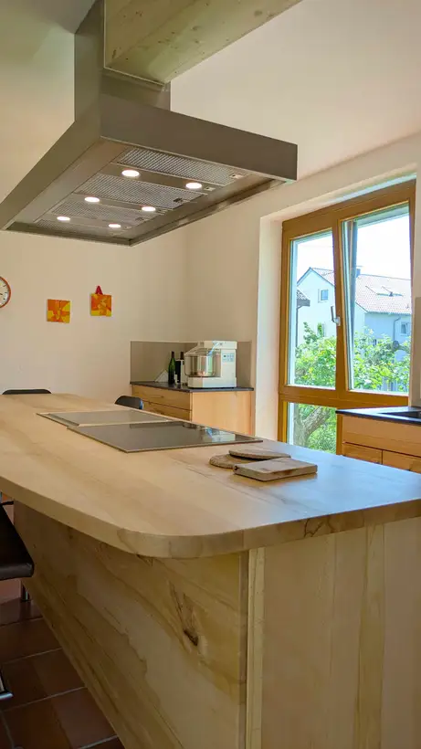 Die 140 cm große Inselhaube saugt den Wrasen von Kochfeld und Tepan Yaki ein 