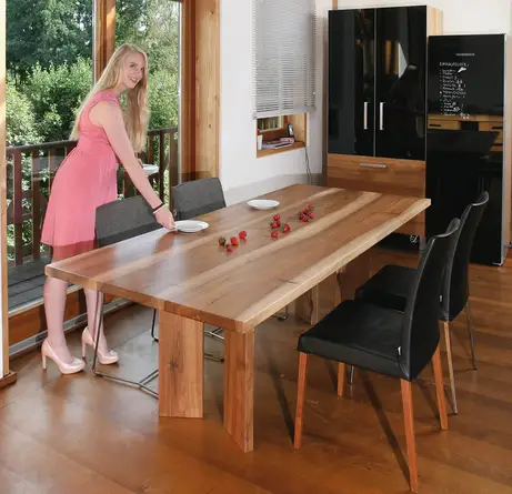 Esstisch aus Nussbaum