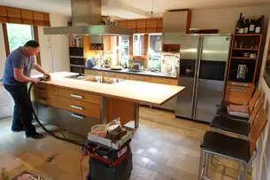 Massivholzküche im regionalen Musterhaus 