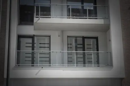 Laras Loft in Scharz-Weiß mit Massivholzmöbeln