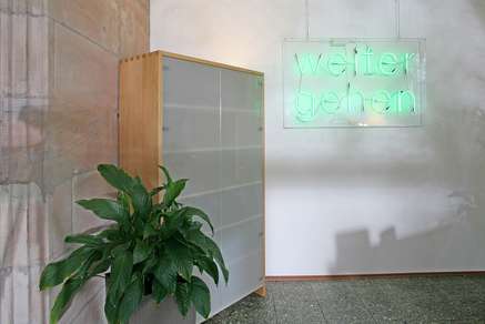 Gezinkter Schrank mit weißen Glastüren 