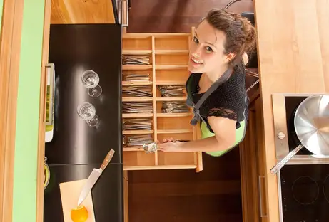 Kirschbaumküche mit Laborkeramik 