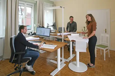 Schreibtisch aus Eiche-Massivholz höhenverstellbar Schreibtisch aus Eiche-Massivholz höhenverstellbar