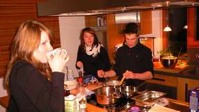 Kochen in der Massivholzküche im regionalen Musterhaus