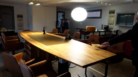 Höhenverstellbarer Konferenztisch aus Massivholz Höhenverstellbarer Konferenztisch aus Massivholz