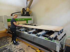 Sophia an der CNC-Maschine