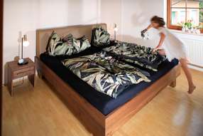 Nussbaumbett mit Lederkopfteil Nussbaumbett mit Lederkopfteil