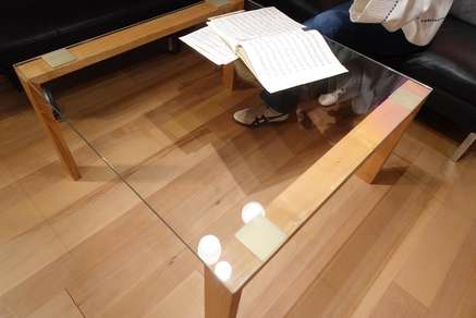 Glascouchtisch mit Kirschbaumgestell Glascouchtisch mit Kirschbaumgestell