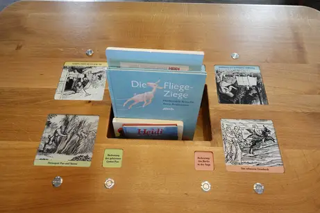 Bilderbücher in der Tischplatte des Deutschen Hirtenmuseums Bilderbücher in der Tischplatte des Deutschen Hirtenmuseums
