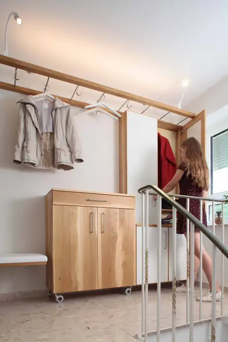 Garderobe in massiver Eiche und weißem Glas