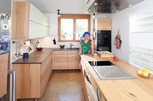 Küche mit Maske und Rechenschieber Küche mit Maske und Rechenschieber