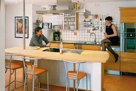 Kücheninsel mit Frontblende aus Edelstahl 