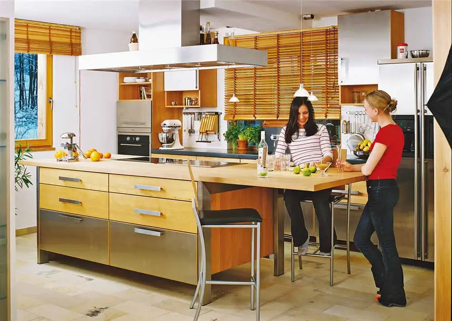 EdelstahlmassivholzkücheMusterhausHanniLaura Moderne Holzküche oder Massivholzküche mit Edelstahlfronten und edler Kochinsel