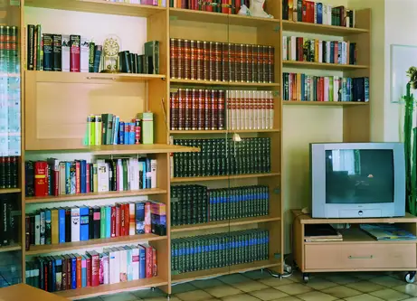 Sekretärklappe in der Bücherwand 