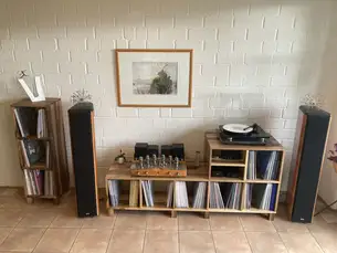 Schallplattenregal aus Nussbaum Schallplattenregal aus Nussbaum