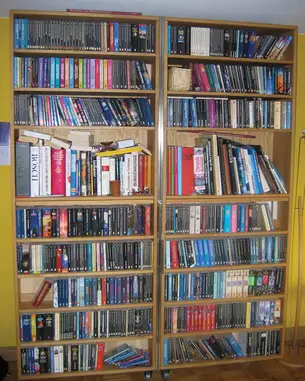 Aufklappbares Regal für Taschenbücher