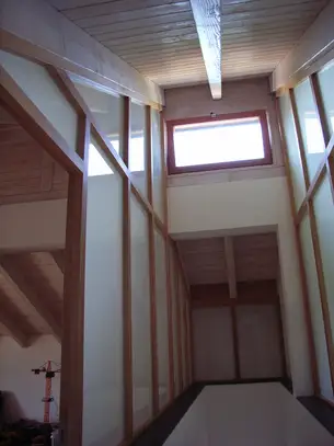 Innenausbau mit Rahmen und Türen aus Massivholz 