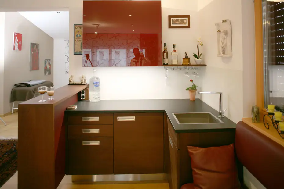 Bar mit Spüle und Kühlschrank