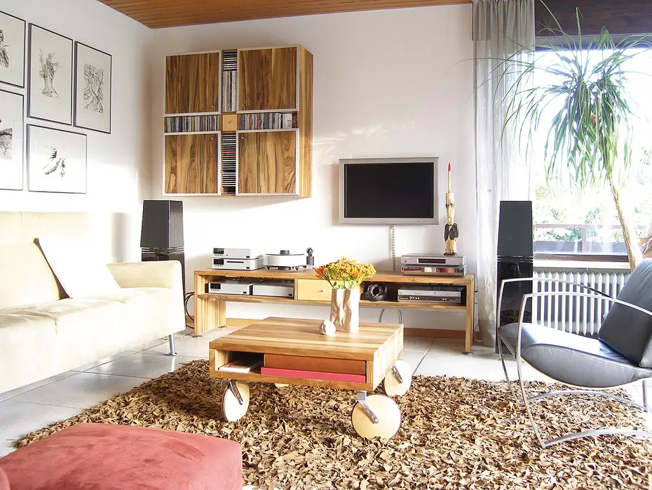 Hifi-Lowboard in fränkischem Nussbaum Massivholz Hifi-Lowboard in fränkischem Nussbaum Massivholz