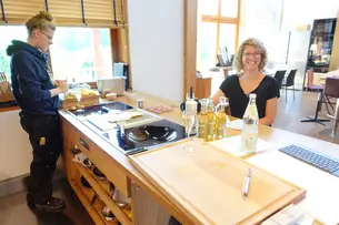 Redakteurin Marina Gundel (re) und Praktikantin Lisa Miller