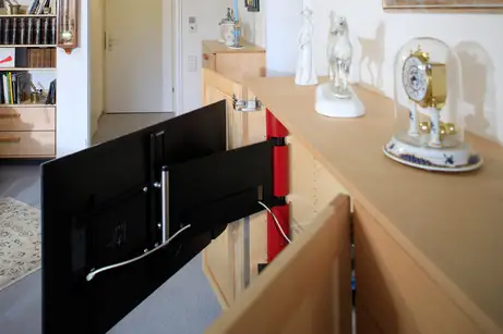 Schwenkbeschlag für den Fernseher im Massivholzmöbel Schwenkbeschlag für den Fernseher im Massivholzmöbel