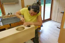 Handarbeit bei Massivholzbox Handarbeit bei Massivholzbox