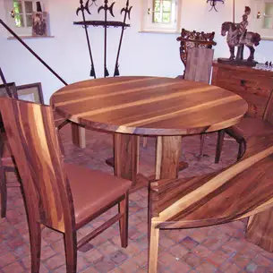 Pokertisch aus fränkischem Nussbaum im Burgturm