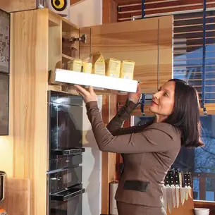 Edelstahlbehälter in der Massivholzküche Edelstahlbehälter in der Massivholzküche