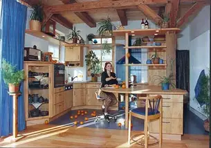 In dieser umgebauten Scheune integriert die Kücheninsel die tragende Säule 