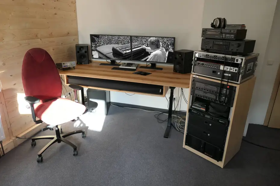 Höhenverstellbarer Schreibtisch mit Keyboard-Auszug Höhenverstellbarer Schreibtisch mit Keyboard-Auszug